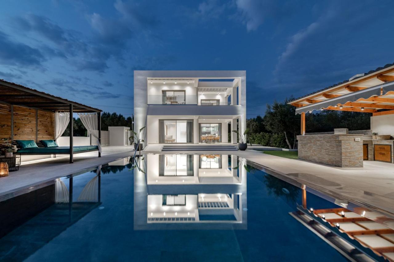 Antonia Villa - Luxurious Serenity With Private Pool, By Zantewize Kalipadhon Exterior photo